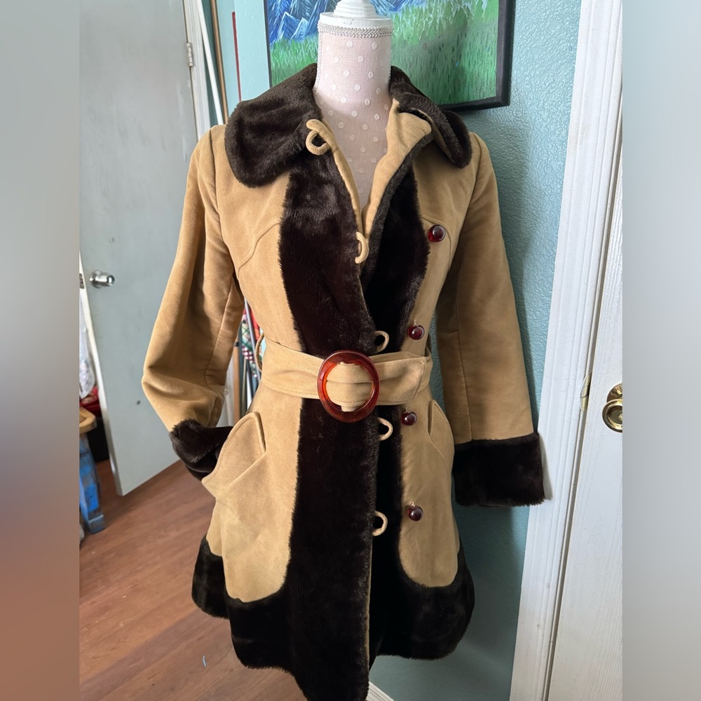 Genuine Heeksuede, brown trim w/ tan color Jacket, size Small